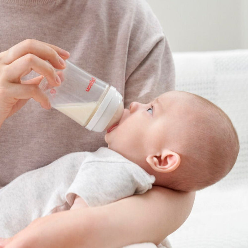 Mamadera Pigeon Softouch Boca Ancha 240 Ml Pp - 3+ Meses Color Transparente